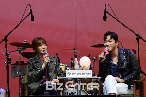 ▲'청춘아레나 2018-그대로 있어도 돼'가 6일 인천 남구 문학경기장에서 열린 가운데 작사가 김이나와 신경정신과 전문의 양재웅이 관객들과 대화하고 있다. 고이란 기자 photoeran@