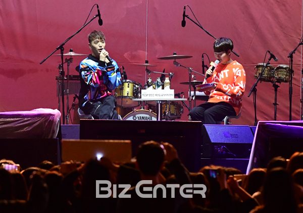 ▲'청춘아레나 2018-그대로 있어도 돼'가 6일 인천 남구 문학경기장에서 열린 가운데 가수 쌈디가 관객들과 대화를 하고 있다. 고이란 기자 photoeran@