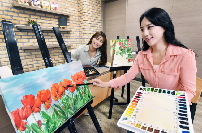 ▲7일 홈플러스 강서점 문화센터에서 모델들이 문화센터 수업을 수강하고 있다.(사진제공=홈플러스)