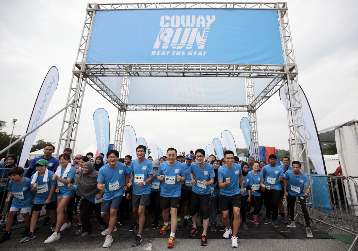 ▲이해선 코웨이 대표이사(왼쪽에서 일곱 번째)가 출발선에서 참가자들과 파이팅을 외치고 있다.(사진제공=코웨이)