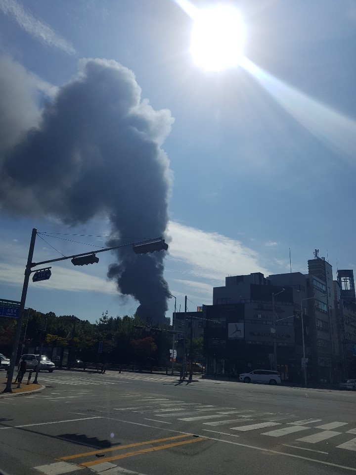 ▲7일 오전 11시 경기도 고양시 덕양구의 한 저유소에서 휘발유 탱크 폭발로 추정되는 큰불이 났다.(연합뉴스)