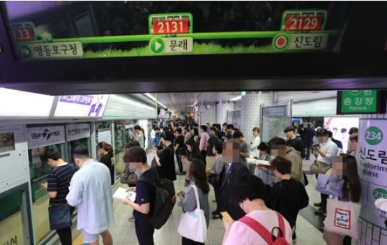 ▲2호선 서초역에서 발생한 사고로 잠시간 열차 운행이 지연됐다. 사진은 지하철 2호선의 한 승강역(연합뉴스)