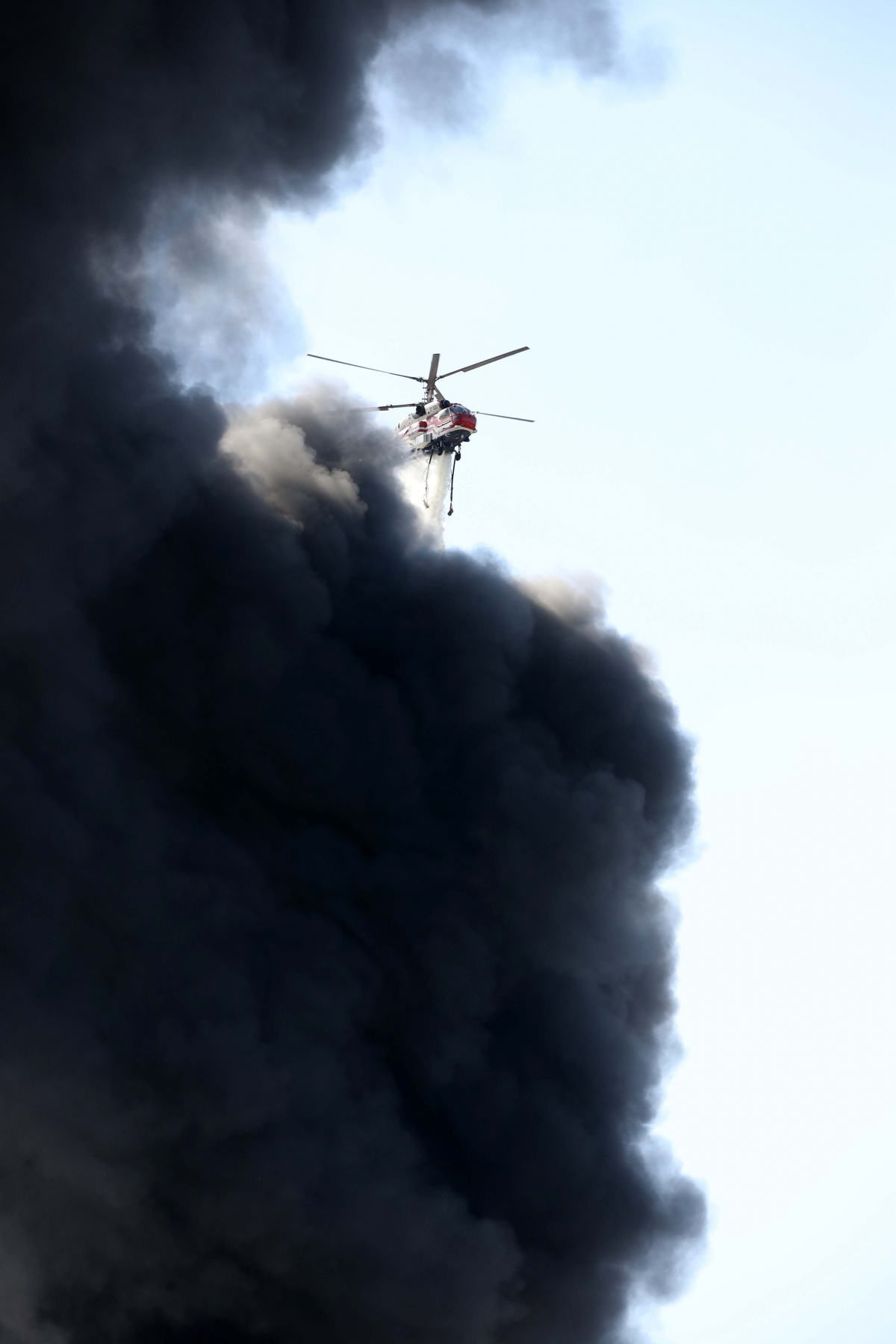 ▲7일 오전 11시 경기도 고양시 대한송유관공사의 지하 탱크에서 불이 나 소방 당국이 진화작업을 하고 있다.(뉴시스)