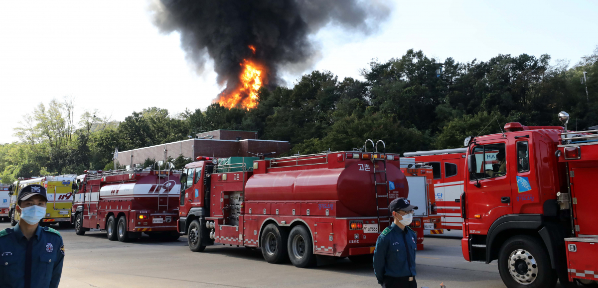 ▲7일 오전 11시 경기도 고양시 대한송유관공사의 지하 탱크에서 불이 나 소방 당국이 진화작업을 하고 있다.(뉴시스)