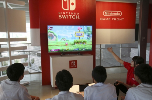 ▲일본 도쿄의 닌텐도 쇼룸에서 6월 19일(현지시간) 방문객들이 게임기 ‘스위치’로 게임을 즐기고 있다. 도쿄/AP뉴시스
