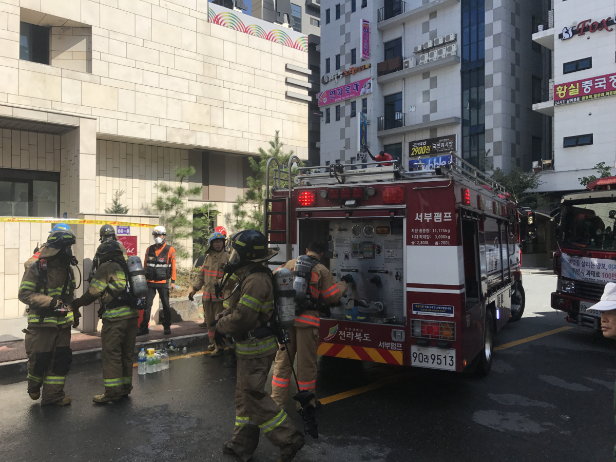 ▲7일 오전 10시 13분 전북 전주시 완산구 한 모텔에서 불이 나 소방대원들이 진화하고 있다.(연합뉴스)