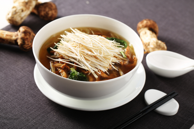 ▲롯데호텔서울의 중식당 도림과 일식당 모모야마에서는 31일까지 진행하는 ‘2018 가을예찬’ 프로모션 기간 동안 ‘가을 숲의 선물’ 자연송이를 담은 신메뉴를 선보인다.(사진제공=롯데호텔)