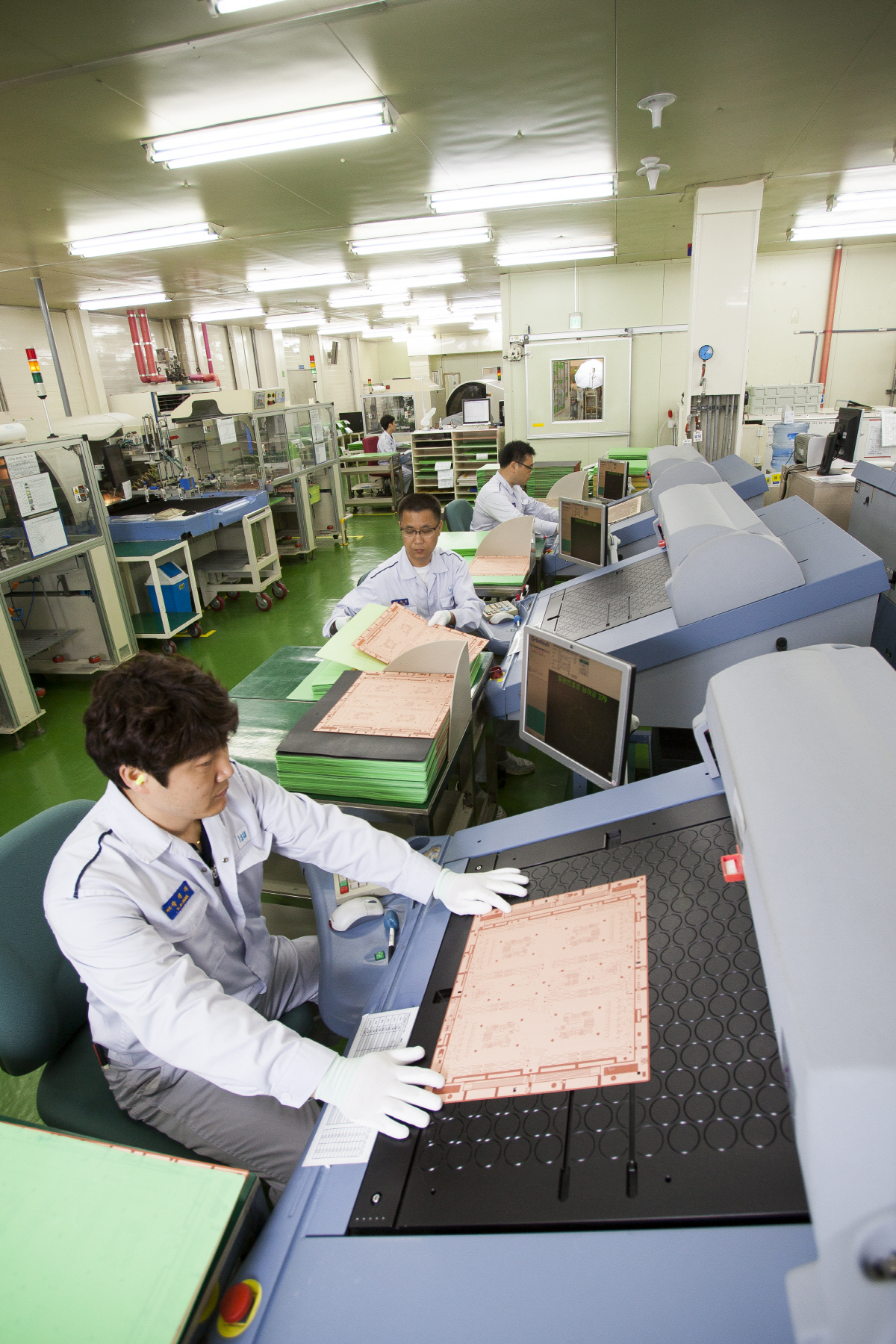 ▲대구공장 이수페타시스 직원이 MLB 생산라인에서 부품 제작을 하고 있다. 사진제공 이수페타시스