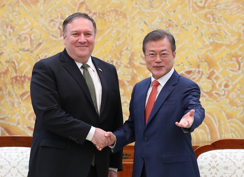 ▲문재인 대통령이 7일 오후 방북 직후 청와대를 찾은 마이크 폼페이오 미 국무장관을 만나 악수하고 있다. 폼페이오 장관은 이날 오전 북한 평양을 찾아 김정은 국무위원장을 만나 한반도 비핵화 관련 일정을 협의한 직후 문 대통령을 만났다.(연합뉴스)