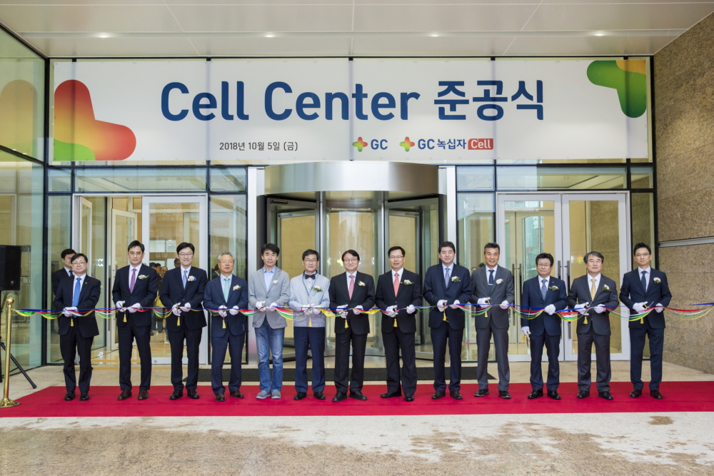 ▲지난 5일 목암타운에서 진행된 ‘GC녹십자 셀센터 준공식’에서 허일섭 GC 회장(왼쪽에서 일곱 번째)과 계열사 임직원들이 테이프 커팅 세리머니를 하고 있다.(사진제공=GC녹십자)