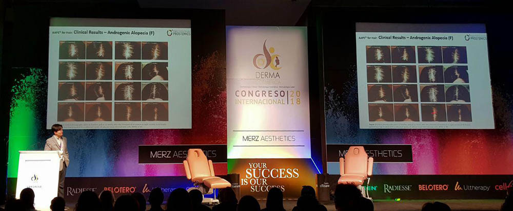 ▲[사진설명] 프로스테믹스의 박병순 대표이사가 멕시코에서 개최된 더마코스메티카2018 현장에서 AAPE®의 모발 재생 효과에 대해 소개하고 있다(프로스테믹스)