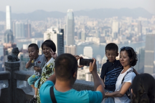▲4일(현지시간) 중국 국경절 연휴를 맞아 홍콩을 찾은 중국인 관광객들이 사진을 찍고 있다. 홍콩/EPA연합뉴스
