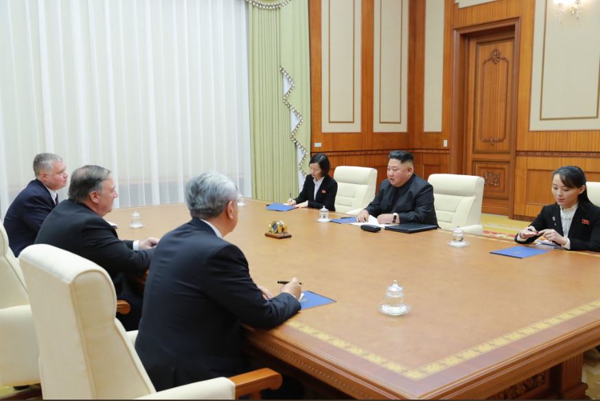 ▲북한을 방문한 마이크 폼페이오 미국 국무장관이 7일 김정은 북한 국무위원장과 회담을 하고 있는 모습.(사진 출처=도널드 트럼프 미국대통령 트위터 캡처)