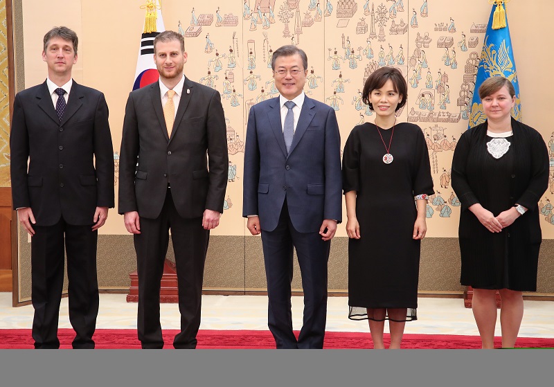 ▲문재인 대통령이 8일 오후 청와대에서 열린 주한대사 신임장 제정식에서 모세 초머 신임 주한 헝가리 대사에게 신임장을 전달 받은 뒤 한국인인 대사 부인과 대사관 관계자들과 기념 촬영을 하고 있다. (연합뉴스)