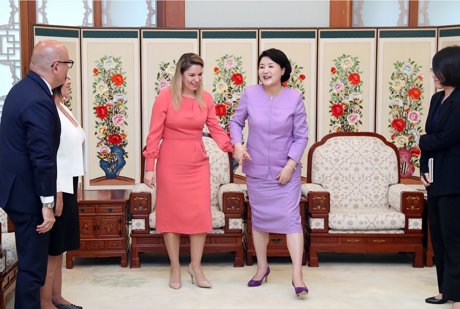 ▲문재인 대통령 부인 김정숙 여사가 8일 오전 청와대에서 녹색기후기금 콘퍼런스 참석차 방한 중인 클라우디아 도블레스 카마르고 코스타리카 영부인과 만나 인사하고 있다.(연합뉴스)