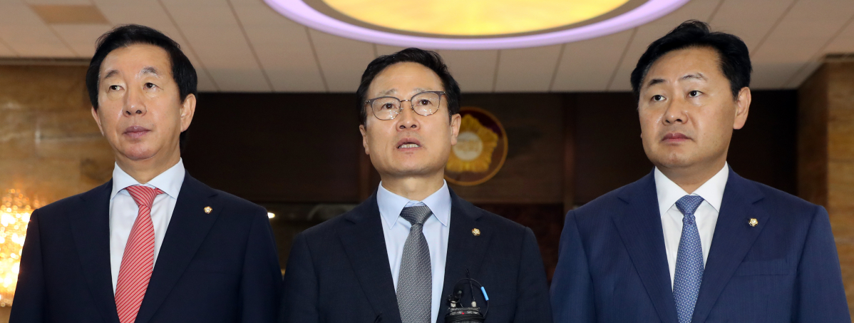 ▲더불어민주당 홍영표(가운데), 자유한국당 김성태(왼쪽), 바른미래당 김관영 원내대표가 20일 국회에서 열리는 본회의에 앞서 쟁점법안에 합의했다는 내용의 기자회견을 하고 있다. (연합뉴스)