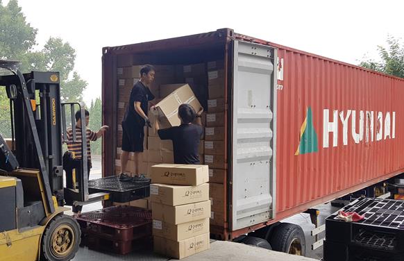 ▲굿네이버스 직원들이 현대상선 선박에 선적하기 위해 포장된 구호물품을 컨테이너에 싣고 있다.(연합뉴스)