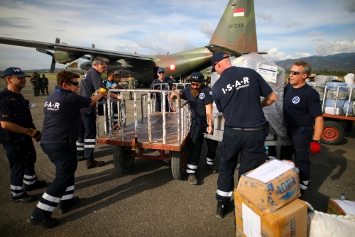 ▲7일(현지시간) 인도네시아 술라웨시섬 팔루 공항에서 독일 비영리 기구(NGO) 직원들이 구호 물품을 풀고 있다. 팔루/로이터연합뉴스
