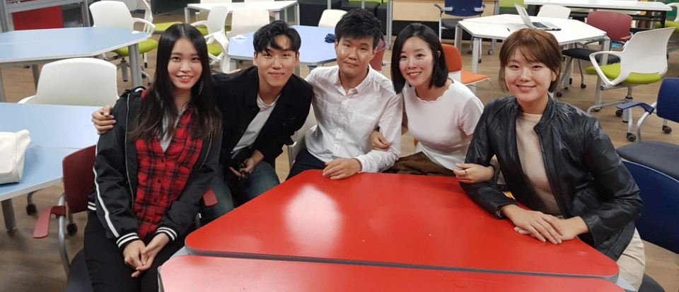 ▲SNUSV 회원들이 20일 서울대 아이디어팩토리에서 인터뷰를 갖고 네트워크를 기반으로 한 창업 정신을 강조했다. 왼쪽부터 현아영, 유성주, 김도엽씨, 정희정 회장, 오지현 부회장.   최두선 기자 sun@