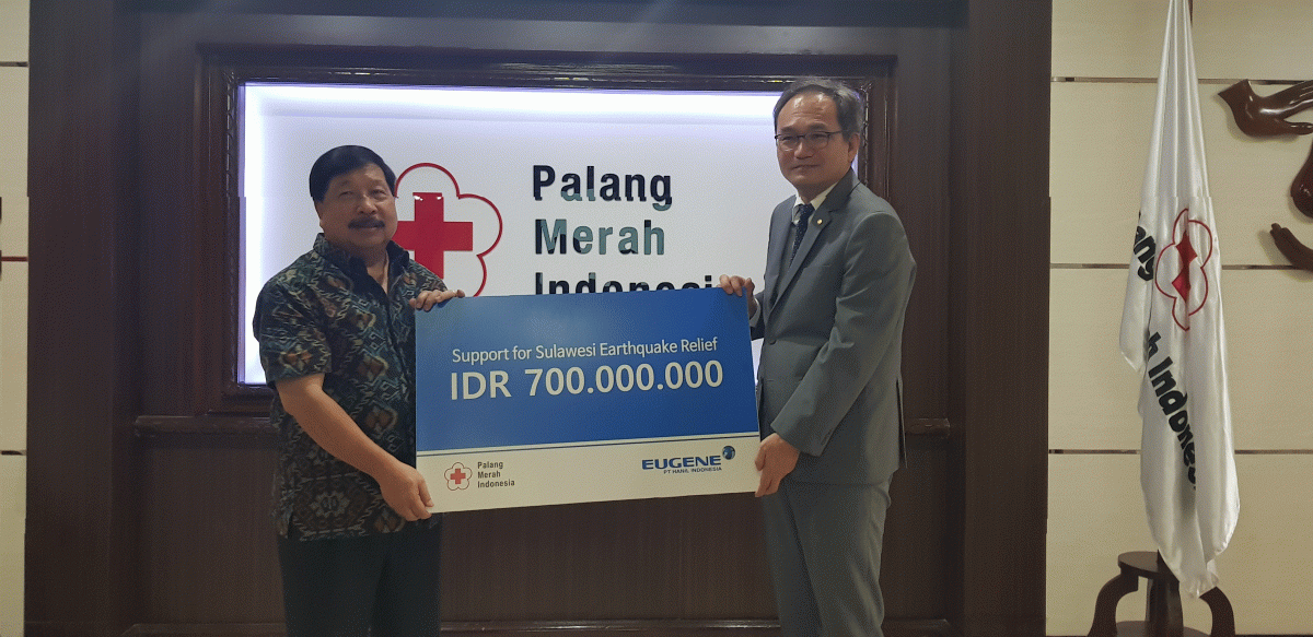 ▲지난 5일 유진그룹 계열사인 한일합섬이 지진피해 복구 성금으로 7억 루피아를 인도네시아 적십자사에 전달했다. 사진 오른쪽부터 김병효 PT.HANIL INDONESIA(PT.한일인도네시아) 법인장, 조니 다르마완, 인도네시아 적십자 기금 및 인프라 총재. (사진 제공=유진그룹)