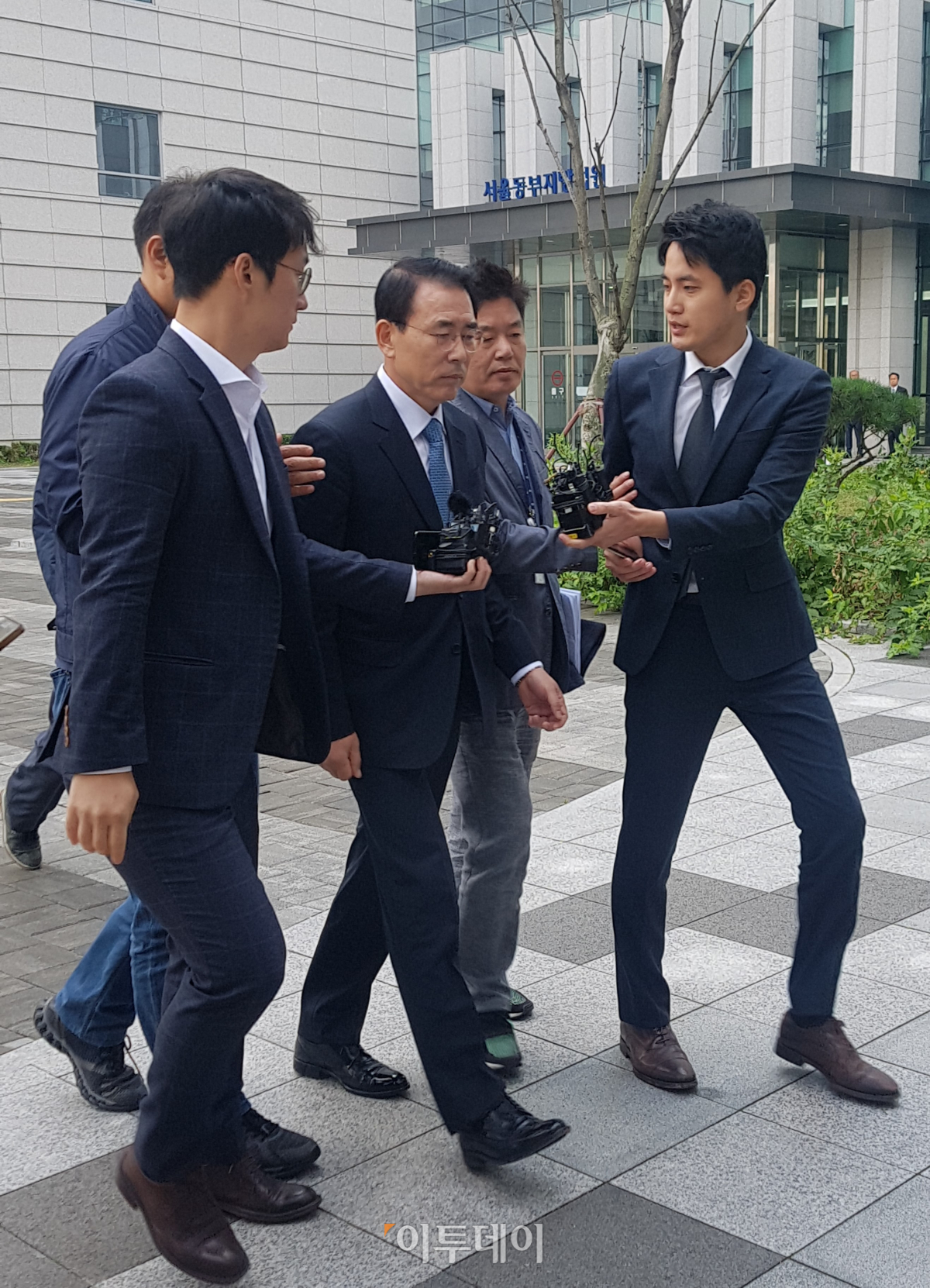 ▲조용병(61) 신한금융지주 회장이 10일 오전 서울동부지법에 출석했다.(윤한슬 기자 charmy@)