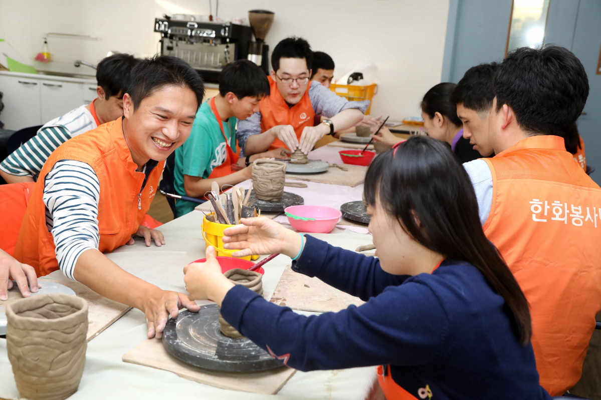 ▲사진1) 한화케미칼 임직원들이 서대문장애인복지관에서 장애인들과 도예체험을 하고 있다.(사진 제공=한화그룹)