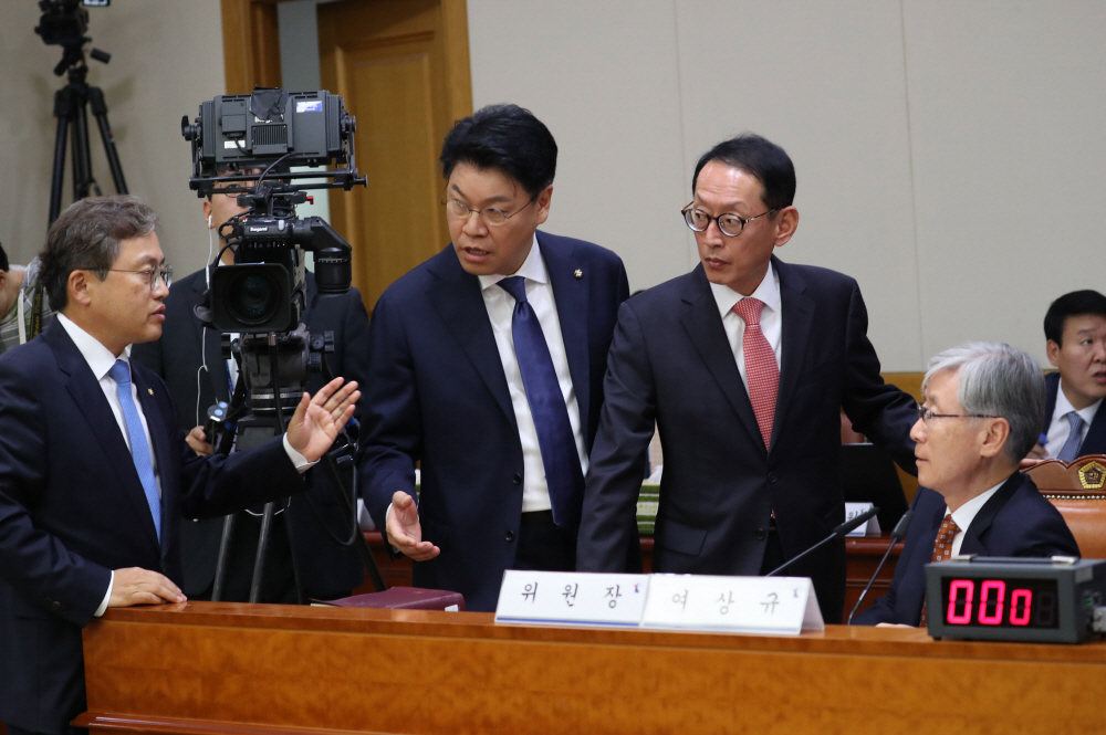▲10일 서울 서초구 대법원에서 열린 국회 법제사법위원회 국정감사에서 자유한국당 김도읍, 장제원 의원 등이 김명수 대법원장에게 질의를 할 수 있도록 해줄 것을 여상규 위원장에게 요구하고 있다(사진=연합뉴스)