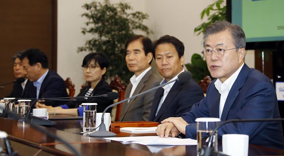 ▲문재인 대통령이 10일 오전 청와대 여민관에서 열린 수석ㆍ보좌관회의에서 발언하고 있다.(연합뉴스)