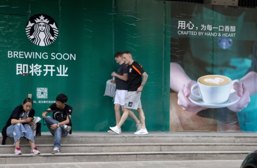 ▲중국 베이징의 한 스타벅스 매장. 행동주의 투자자인 빌 애크먼은 9일(현지시간) 스타벅스 주식 1520만 주 보유 사실을 밝혔다. 베이징/AP뉴시스  
