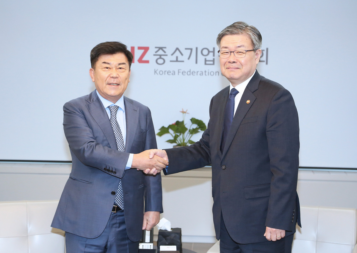 ▲이재갑 고용노동부 장관은 10일 취임 후 처음으로 중소기업중앙회를 방문해 박성택 회장과 면담을 갖었다. (고용노동부)