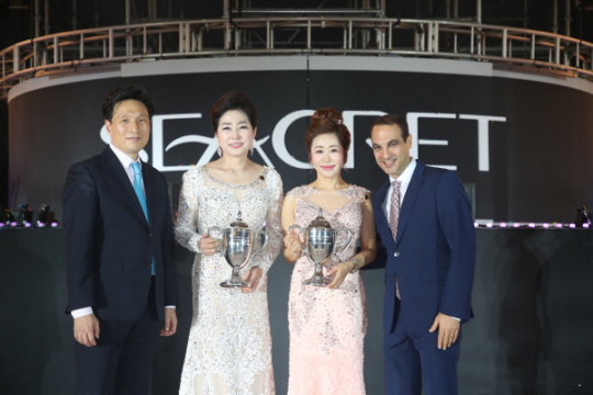 ▲사진=아이작 벤 샤바트 회장과 조민호 대표가 시크릿의 최고 직급인 크라운 로열을 달성한 정희자(왼쪽 2번째), 정희경 사업가 자매를 축하하고 있다.