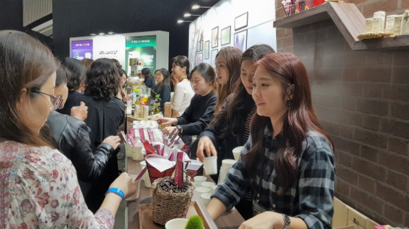 ▲사진=2018 시크릿 코리아 컨벤션 PASSION에서 시크릿 직원들이 아이언플라워 신제품에 대해 설명하고 있다.