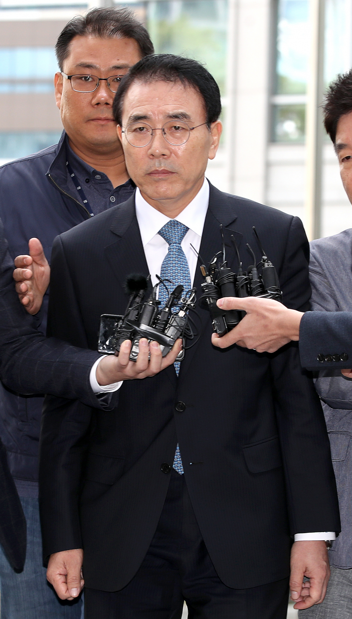 ▲은행장 재직 시절 임원 자녀 등 특혜채용 혐의를 받고 있는 조용병 신한금융지주 회장이 10일 오전 서울 송파구 서울동부지방법원에서 열린 영장실질심사(구속 전 피의자심문)에 출석하고 있다. (뉴시스)