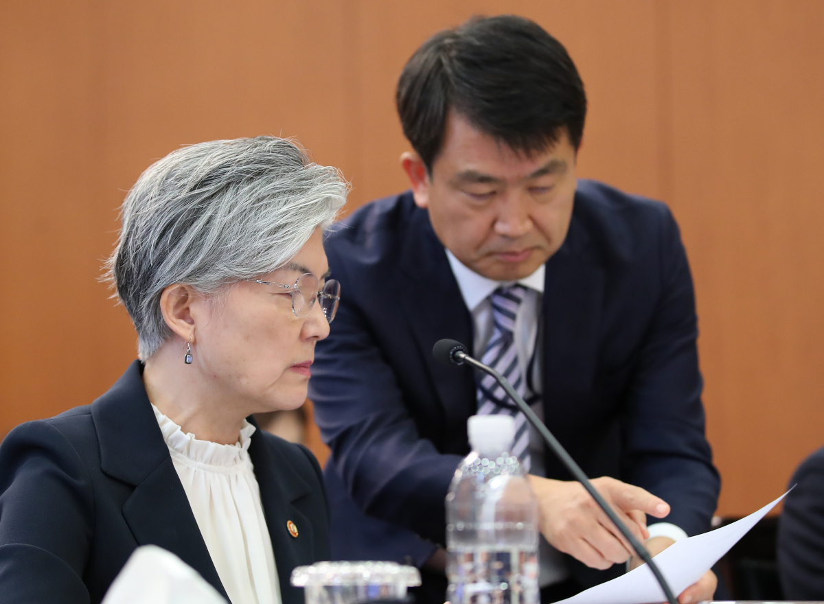 ▲강경화 외교부 장관이 10일 오전 서울 종로구 외교부에서 열린 2018 국회 외교통일위원회 국정감사 도중 메모를 전달받고 있다. (연합뉴스)