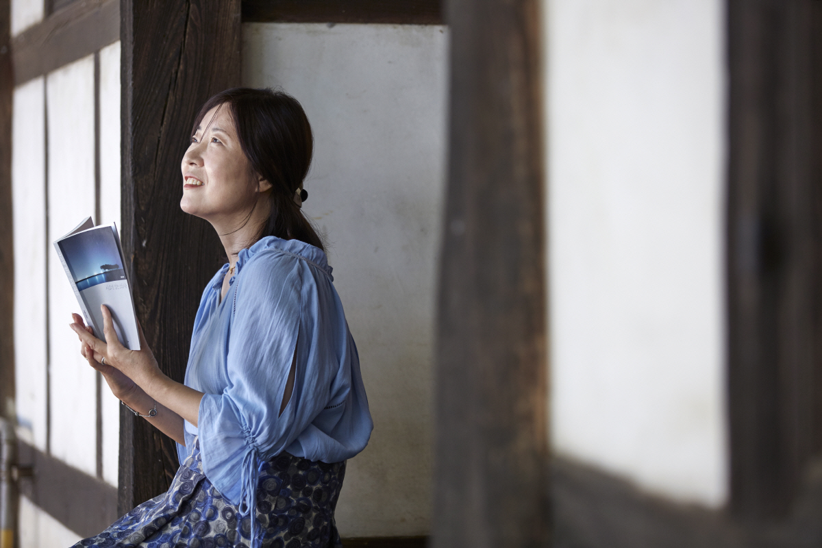 ▲자녀들이 장성하고 난 뒤, 공허함과 홀가분함을 동시에 느낀다는 전경린 소설가는 홀로 책상에 앉아 보내는 시간이 가장 행복하다고 말했다. 오병돈 작가 obdlife@gmail.com