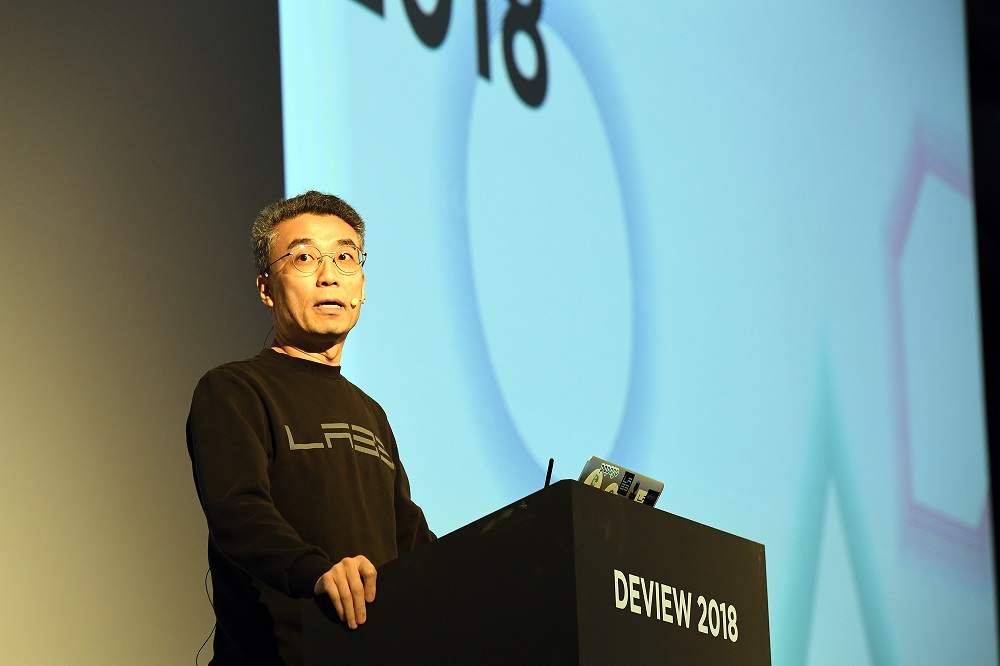 ▲송창현 네이버 CTO 겸 네이버랩스 대표가 데뷰 2018에 참석해 발표하고 있다. (네이버)