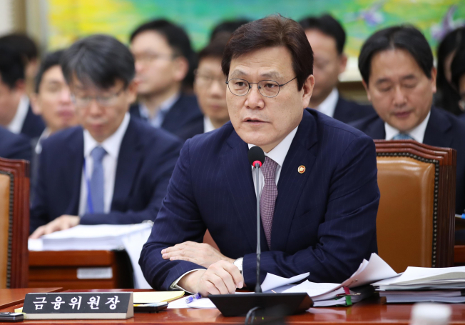 ▲최종구 금융위원회 위원장이 11일 오전 서울 여의도 국회에서 열린 정무위원회 금융위원회 국정감사에서 의원들 질의에 답하고 있다. 2018.10.11(연합뉴스)