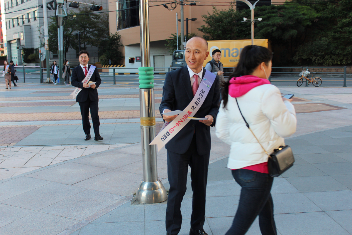 ▲김대웅 웰컴저축은행 대표가 11일 구로디지털단지역 중앙광장에서 리플렛을 나눠주면서 보이스피싱제로 캠페인을 펼치고 있다.(사진제공=웰컴저축은행)