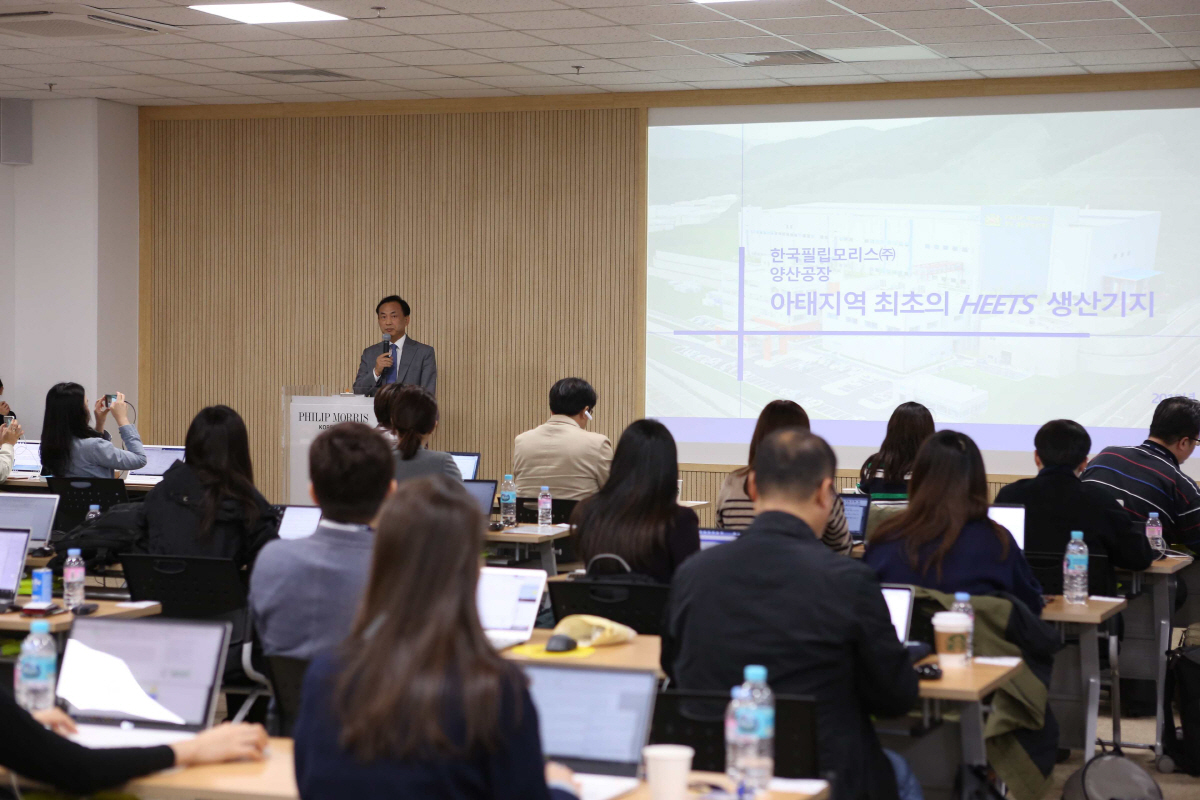 ▲11일 한국필립모리스 양산공장에서 열린 ‘ 아태지역 최초 히츠 국내생산’ 기념 기자간담회에서 김병철 전무가 기자들의 질의에 답하고 있다. (사진제공=한국필립모리스)