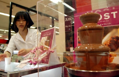 ▲일본 도쿄의 한 초콜릿 가게에서 점원이 진열하고 있다. 신화뉴시스
