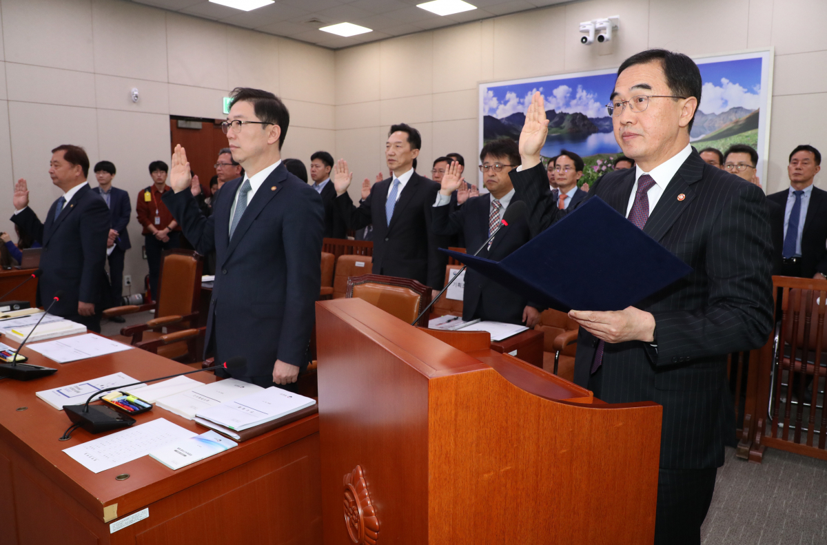 ▲조명균 통일부 장관 및 증인들이 11일 오전 국회에서 열린 외교통일위원회 국정감사에서 선서하고 있다.(연합뉴스)