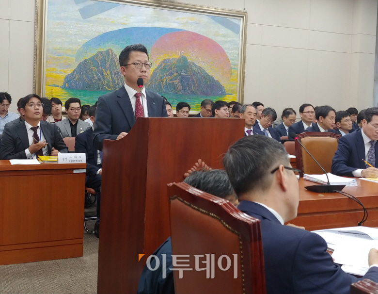 ▲ 정지원 한국거래소 이사장이 11일 열린 국회 정무위원회의 금융위원회 국정감사에 증인으로 출석해 의원들의 질의에 답하고 있다. 윤기쁨 기자 modest12@