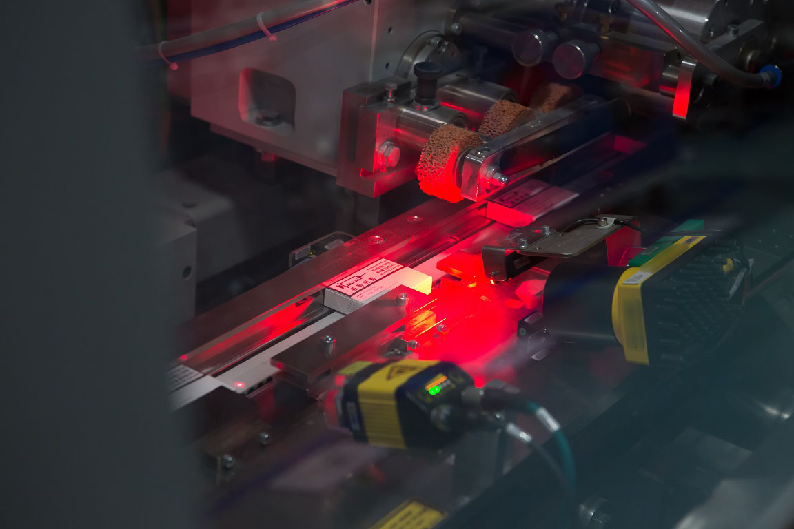 ▲히츠 담배가 패커를 통해 포장되는 과정 (사진제공=한국필립모리스)