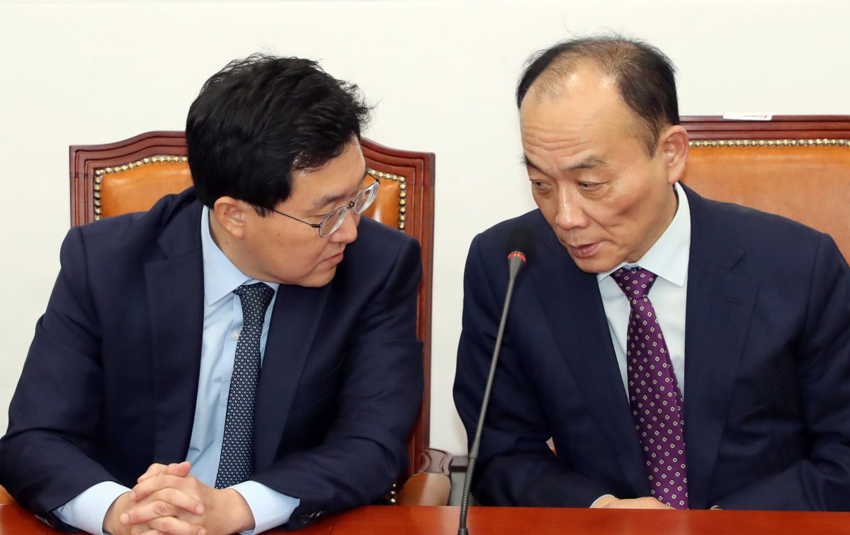 ▲자유한국당 조직강화특별위원회 김용태 위원장과 전원책 변호사가 11일 국회에서 열린 기자간담회에서 대화하고 있다.(사진=연합뉴스)