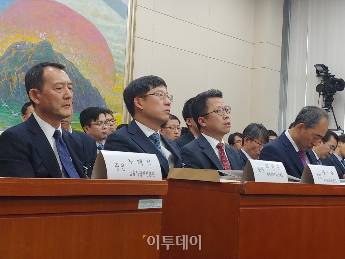 ▲11일 열린 국회 정무위원회의 금융위원회 국정감사에 정지원 한국거래소 이사장(왼쪽에서 세 번째)과 정운수 코스닥본부장(왼쪽에서 두 번째)이 증인으로 출석했다.(윤기쁨 기자 modest12@)