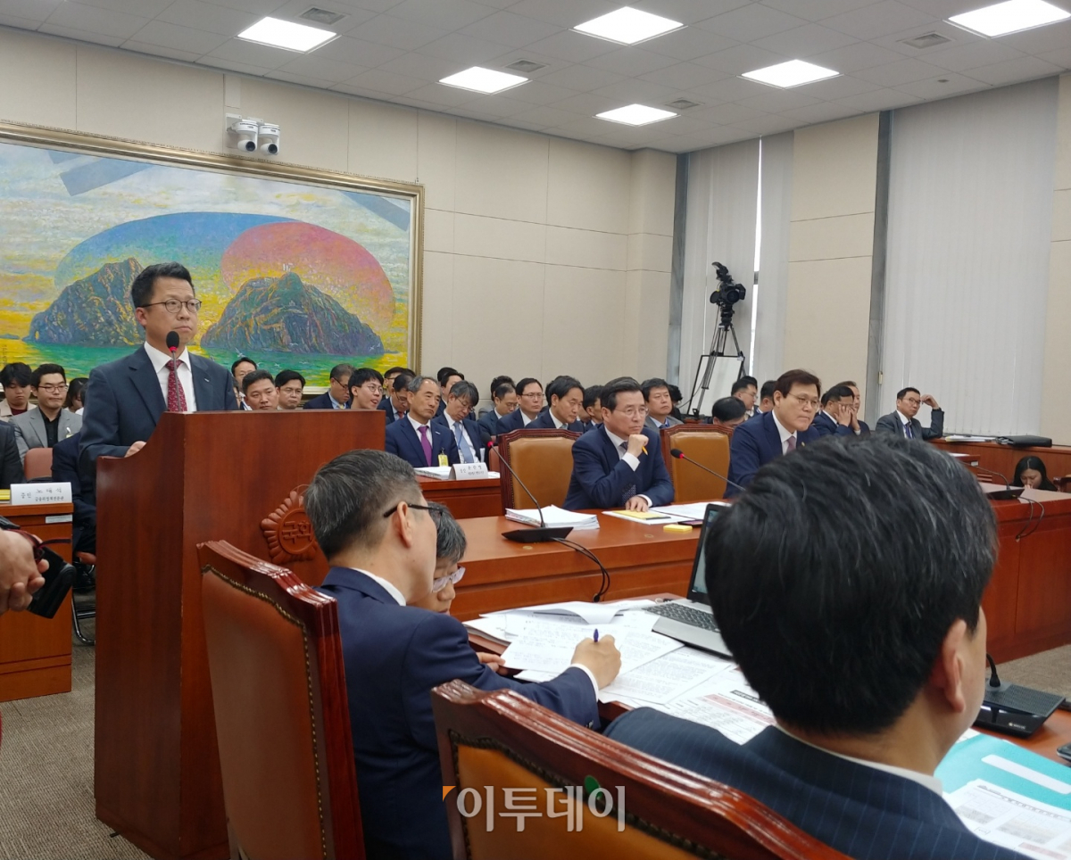 ▲정지원 한국거래소 이사장이 11일 열린 국회 정무위원회의 금융위원회 국정감사에  증인으로 출석해 의원들의 질의에 답하고 있다.(윤기쁨 기자 modest12@)