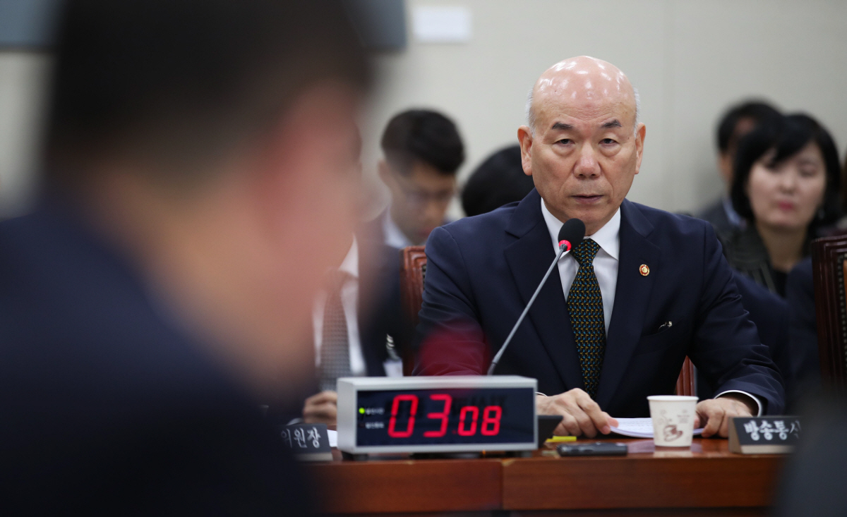 ▲이효성 방송통신위원회 위원장이 11일 서울 여의도 국회에서 열린 과학기술정보방송통신위원회 국정감사에서 질의에 답하고 있다. (사진=연합뉴스)