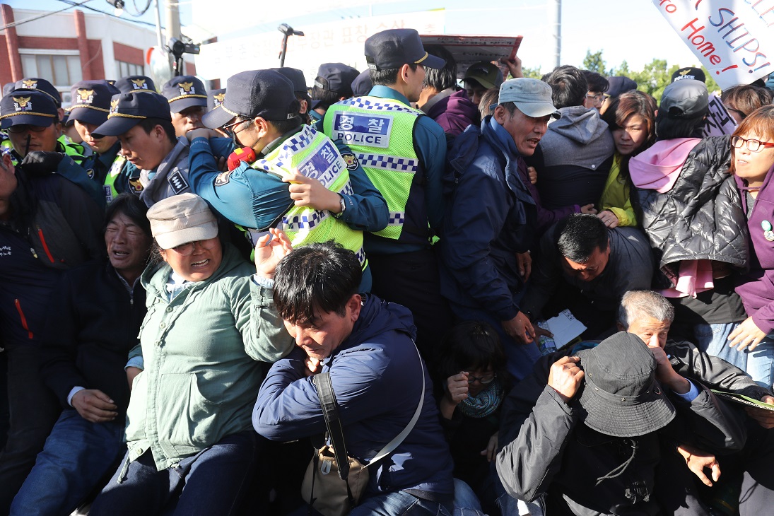 ▲해군 국제관함식이 열린 11일 서귀포시 강정마을 평화센터 주변 사거리에서 국제관함식 반대 단체와 경찰이 대치하고 있다.(연합뉴스)