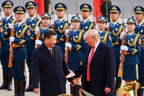▲지난해 11월 시진핑(왼쪽) 중국 국가주석과 도널드 트럼프 미국 대통령이 중국 베이징에서 만나 인사하고 있다. 베이징/타스연합뉴스
