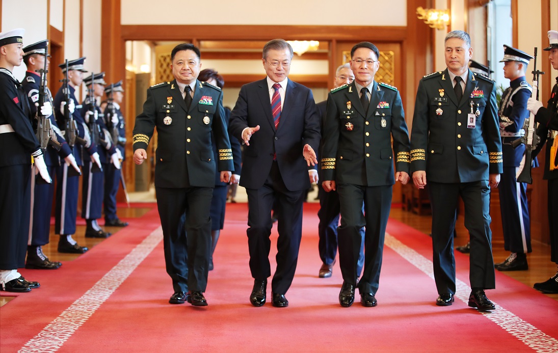 ▲문재인 대통령이 12일 오전 청와대에서 열린 군 장성 진급 및 보직 신고식을 마친 뒤 접견실로 이동하고 있다. (왼쪽부터) 박한기 신임 합참의장, 문 대통령, 황인권 제2작전사령관, 김용우 육군참모총장.(연합뉴스)